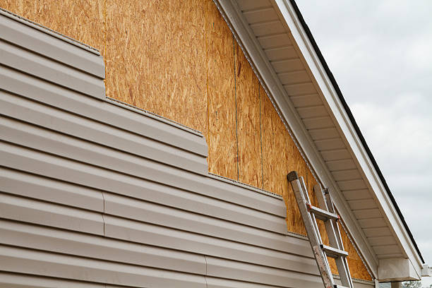 Professional Vinyl Siding technician working in Kleinfeltersville, PA